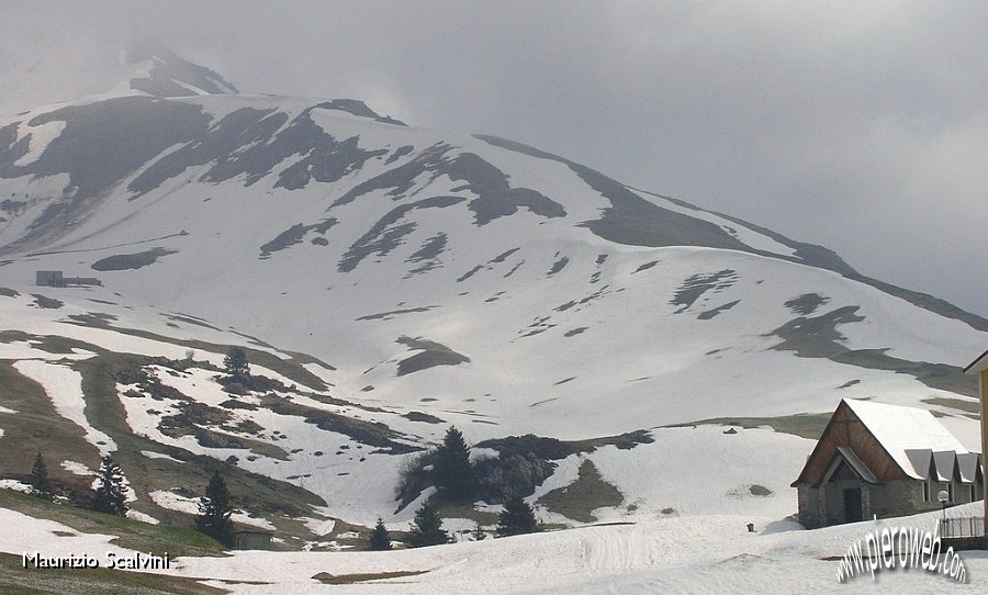 30 La chiesa e la cresta sud del Sodadura.JPG